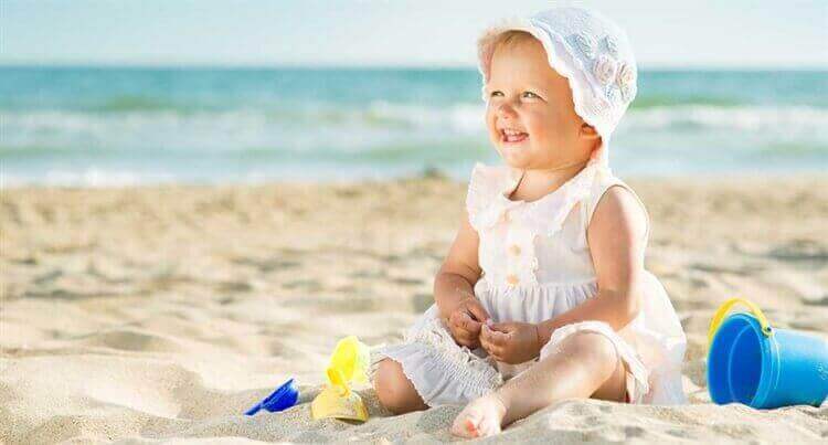 lachende baby strand turkije antalya