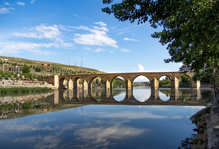brug over meer diyarbakir turkije 